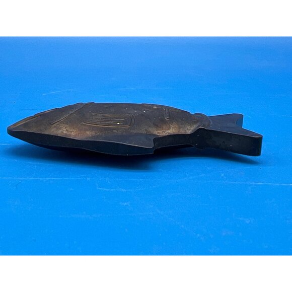 Vintage Cast Iron Fish Paperweight/Decorative Object With Canadian Maple Leaf Ma - Picture 4 of 6